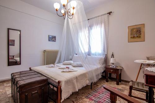 a bedroom with a bed and a window at Elias Maro House in Avdou