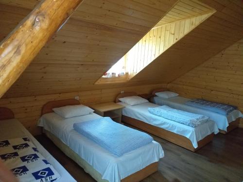 Świerkowe Rancho tesisinde bir odada yatak veya yataklar