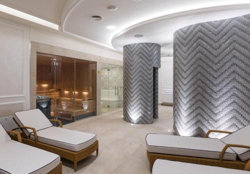 a waiting room with two chairs and a shower at Palace Art Hotel Pezinok in Pezinok