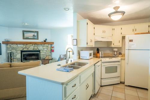 A kitchen or kitchenette at Harbor Guest House