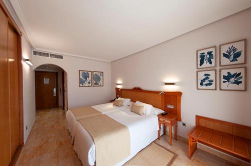 
A bed or beds in a room at Hotel La Laguna Spa & Golf
