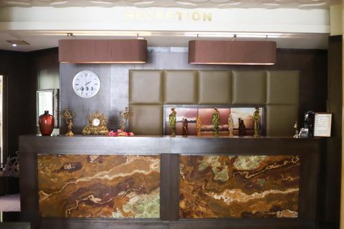 Rovno Hotel في فيدين: كونتر في غرفة مع ساعة على الحائط