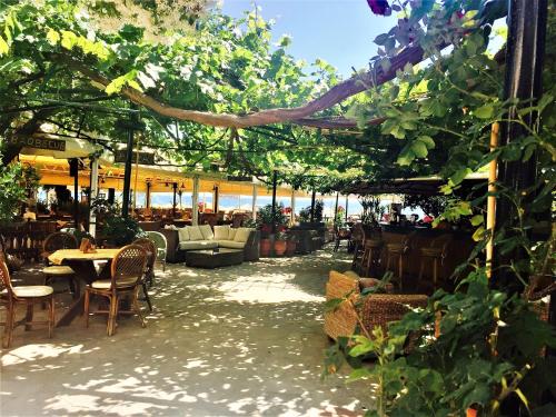 un patio con mesas y sillas en un restaurante en Piatsa Michalis, en Potos