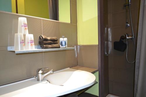 Ein Badezimmer in der Unterkunft Atlantic Hôtel