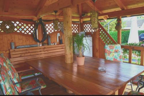 einem Holztisch in einer Holzhütte mit Topfpflanze in der Unterkunft Ferienwohnung Martinschitz in Sankt Kanzian am Klopeiner See