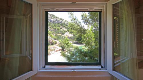 an open window with a view of a mountain at Vala Hrvaska Robinson in Gornji Humac