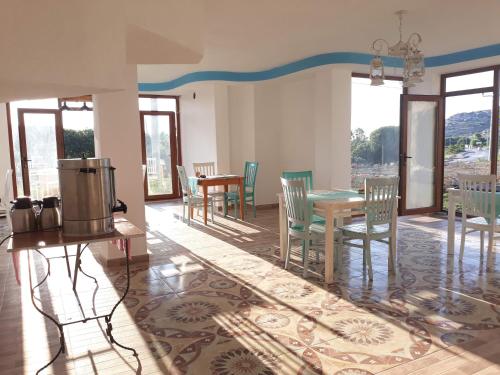 A seating area at ada kekiği pansiyon