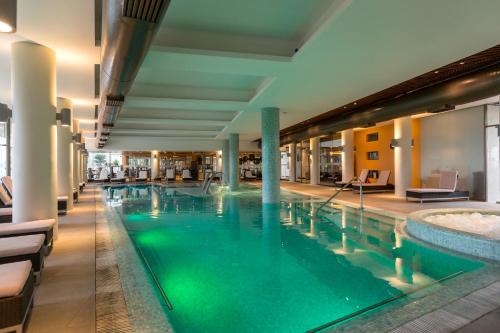 科金博的住宿－Enjoy Coquimbo，一座大型游泳池,位于酒店,设有浴缸