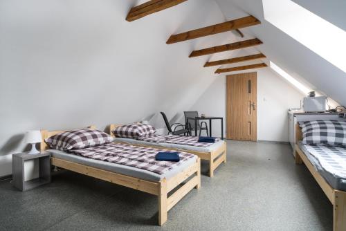 Säng eller sängar i ett rum på Stara Piekarnia - Pokoje
