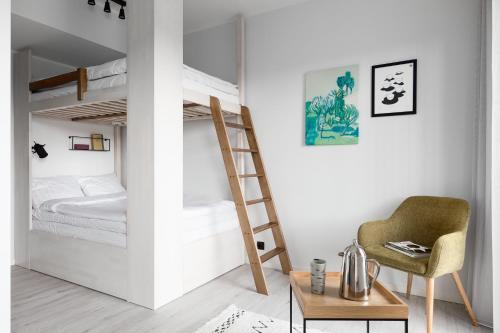 ein Schlafzimmer mit einem Etagenbett und einem Stuhl in der Unterkunft Bob W Telliskivi in Tallinn
