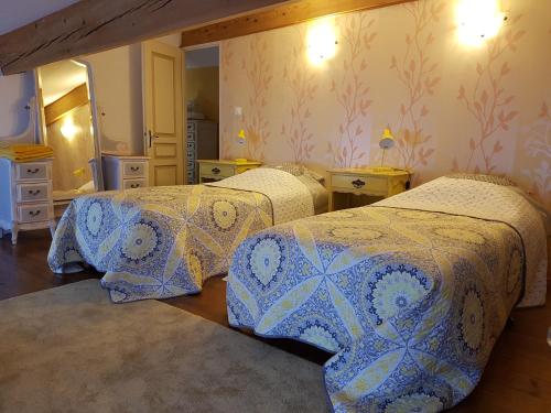 モントレアルにあるDomaine de Mestrugueのベッドルーム1室(ベッド2台、ナイトスタンド2台付)