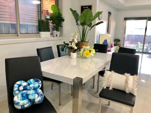 Χώρος καθιστικού στο Jewel in the West-Newly Built and Spacious