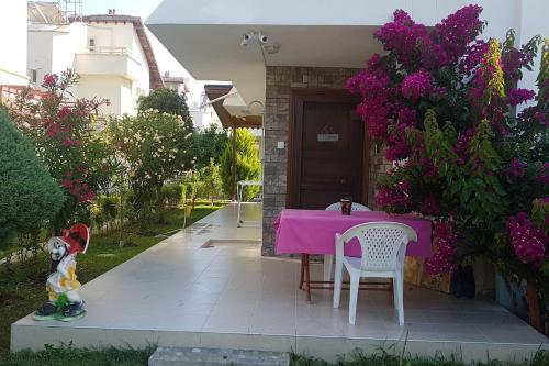 Zahrada ubytování Triblex Villa I Private Beach I Walking Distance to the Sea 300 meters