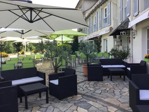 Taman di luar Hôtel des Barrages
