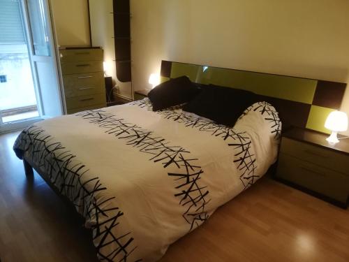 Säng eller sängar i ett rum på APARTAMENTO BAHÍA DE SANTANDER