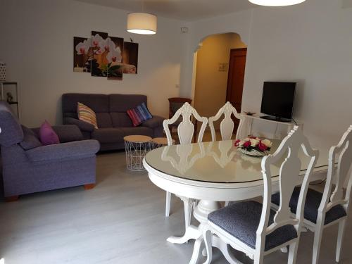a living room filled with furniture and a table at Apartamento Las Hermanas in Pontevedra
