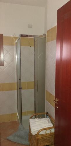 a bathroom with a shower stall and a toilet at Strategico Ungaretti in Olbia