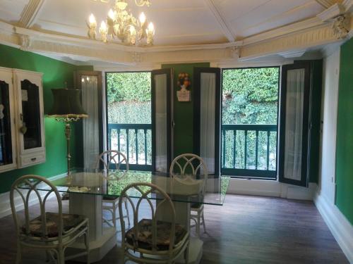 a dining room with a glass table and chairs at Casa da Varanda Verde in Vila Real