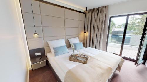 Cette chambre comprend 2 lits et une fenêtre. dans l'établissement White Pearl Apartment 3.01, à Timmendorfer Strand
