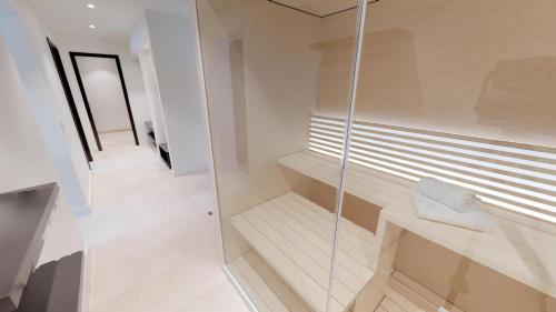 eine ebenerdige Dusche mit einer Glastür im Bad in der Unterkunft White Pearl Apartment 3.08 in Timmendorfer Strand