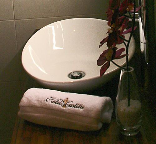 a bathroom sink and a towel next to a vase at Hotel Castillo de Alquézar in Alquézar