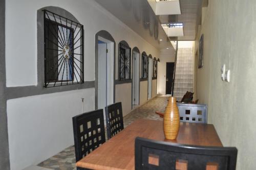 a dining room with a table and chairs and a vase on it at Cuartos Casa Blanca in León