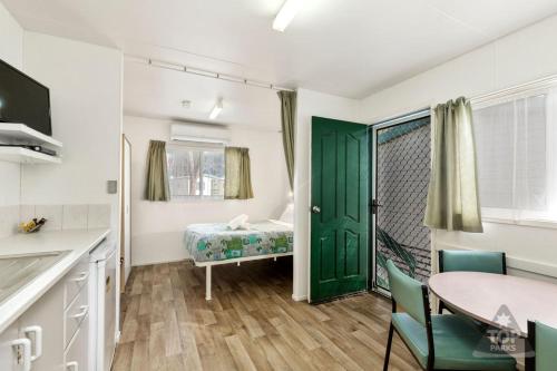 Ένα ή περισσότερα κρεβάτια σε δωμάτιο στο Gawler Caravan Park