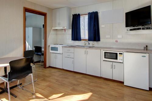 Η κουζίνα ή μικρή κουζίνα στο Gawler Caravan Park