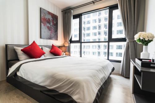 En eller flere senge i et værelse på The Base Central Pattaya By Pattaya Holiday