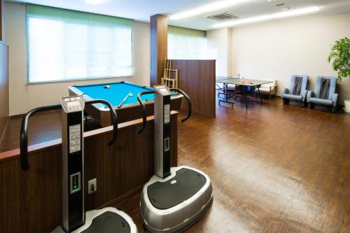 a room with a ping pong table in a room at Ogoto Onsen Yunoyado Komolebi in Otsu