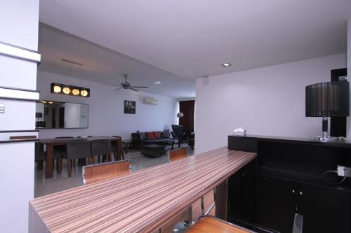 Cucina o angolo cottura di Likas Square - KK Apartment Suite