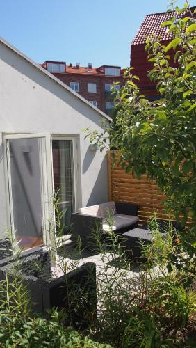 a garden with a bench on the side of a building at The Garden House in Lund
