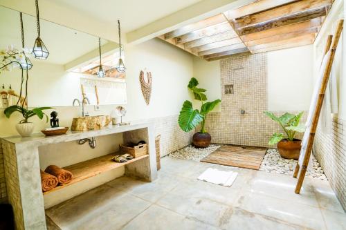 Ένα μπάνιο στο Sunhouse, Mandala Village