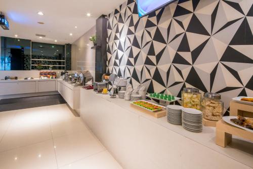 een keuken met een aanrecht met borden met eten bij Hotel 88 Mangga Besar Raya 120 Jakarta By WH in Jakarta