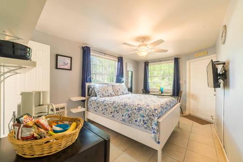 a bedroom with a bed and a basket on a table at The Blue Door Inn in Fort Lauderdale