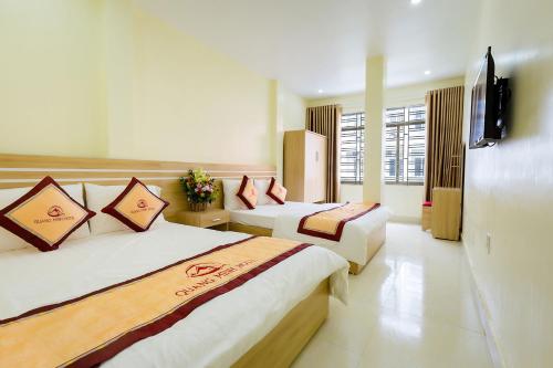 เตียงในห้องที่ Quang Minh Hotel