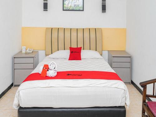 RedDoorz Plus @ Cibogo Puncak 3 tesisinde bir odada yatak veya yataklar