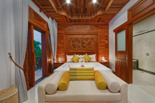 1 dormitorio con 1 cama grande con almohadas amarillas en Angkor Privilege Resort & Spa, en Siem Reap