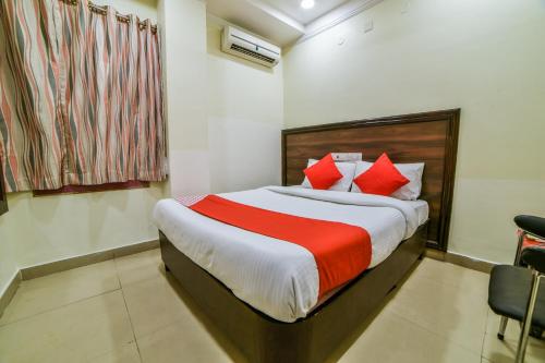 Кровать или кровати в номере OYO Surya Teja Residency