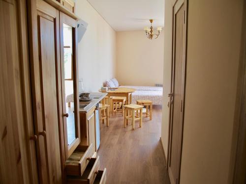 ゴロヴィンカにあるОтель Империя Головинкаのキッチン、テーブル、椅子が備わる客室です。