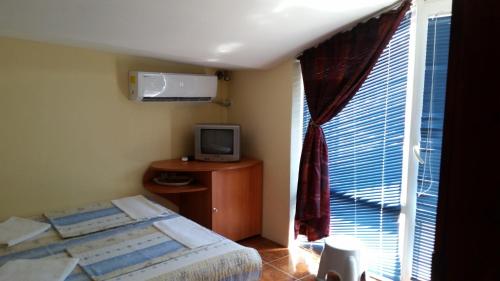 En eller flere senge i et værelse på Rooms Via Maris