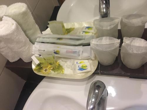 umywalka w łazience z papierem toaletowym na blacie w obiekcie Residencia Boracay w mieście Boracay