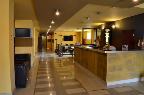 a hotel lobby with a bar and a restaurant at Hotel Maxim in Arad