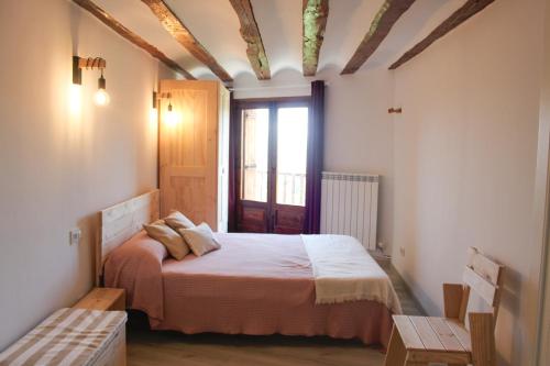 um quarto com uma cama num quarto com uma janela em Casa Rural Marem em El Rasillo