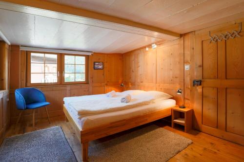 ミュンスターにあるApartment Werlenのベッドルーム1室(ベッド1台、青い椅子付)