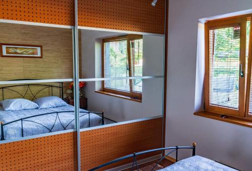 sypialnia z łóżkiem piętrowym i lustrem w obiekcie Tulbi Beach Apartmen w Parnawie