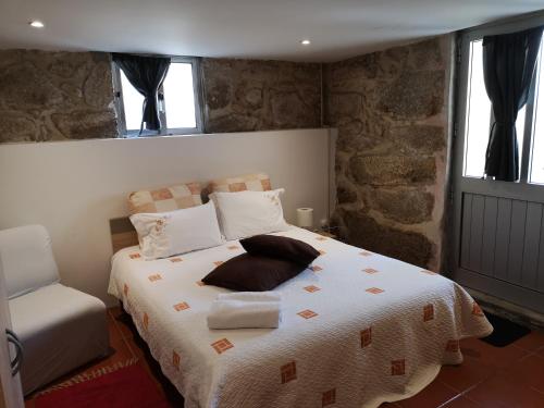 Un dormitorio con una cama con almohadas. en Guesthouse Monsanto, en Oporto
