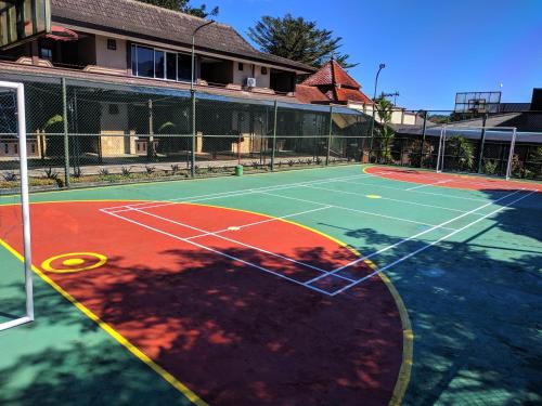 a tennis court with a net on top of it at Hotel Bahtera PT.Pelni in Bogor