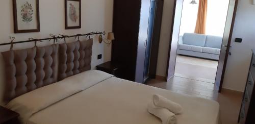 - une chambre avec un grand lit blanc dans l'établissement dammuso veranda vista mare, à Pantelleria