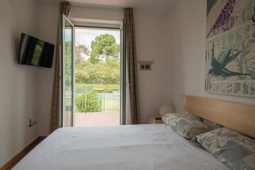 A bed or beds in a room at Luxury Apartment